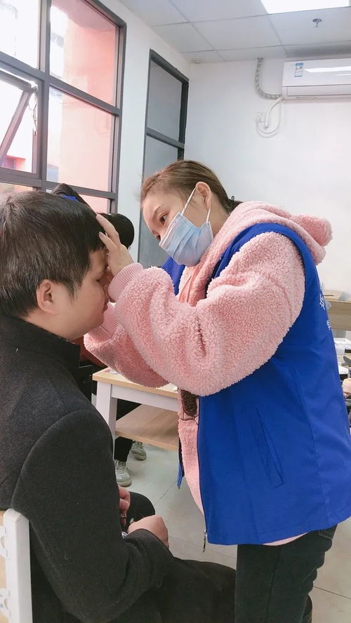 攜手定格溫暖 愛心妝點笑容——區殘協聯合我?；瘖y班為殘障家庭拍攝公益全家福